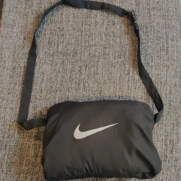 Nike lightweight, black packable running top with hood XL - Picture 9 of 11